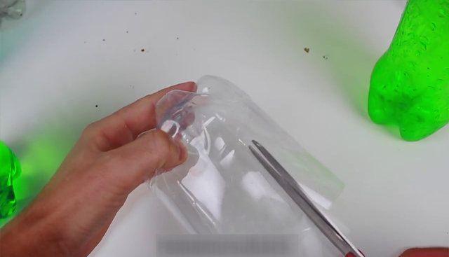 <p><strong>ŞİŞE DEYİP GEÇMEYİN!</strong></p>

<p>Plastik şişelerden yapabileceğiniz pratik bilgiler...</p>

<p>Şişeden şişeye su aktarmak için böyle yapmayın.</p>
