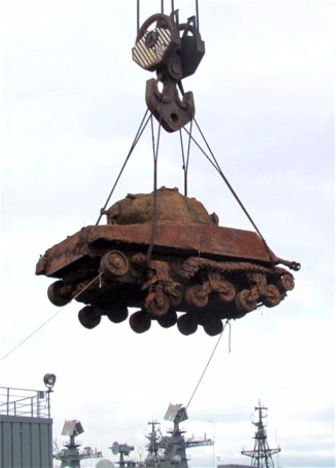 <p>1945 yılından bu yana Barents Denizi'nin dibinde bulunan ABD yapımı Sherman tankı karaya çıkarıldı.</p>
<p> </p>