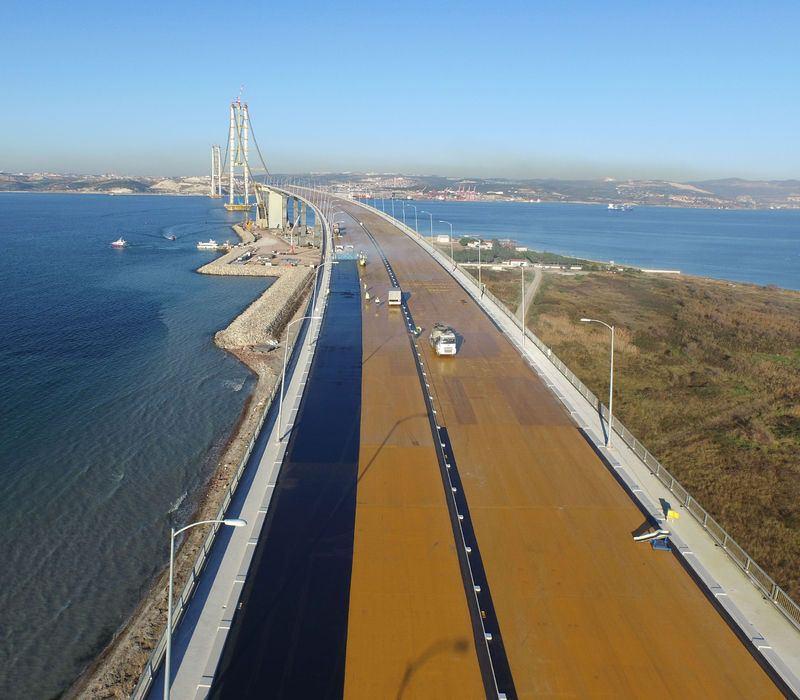 <p><strong>DEV KAYNAK ÇADIRLARI YAPTIRILIYOR</strong></p>

<p>Dev projede araçları taşıyacak olan deniz üzerindeki tabliyelerin döşenme işlemeni önümüzdeki günlerde başlanacağı belirtildi. Çalışmaların hava şartlarından etkilenmemesi için kaynak yapılacak alanların üzerini kapatacak dev çadırlar yaptırıldığı belirtildi. Hazırlıkların tamamlanmasının ardından Kuzey ve Güney kuleler ile orta bölümünde aynı anda tabliyelerin yerleştirilmeye başlanacağı belirtildi.</p>
