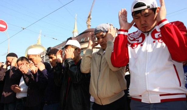 <p>Rusya'nın başkenti Moskova'da bayram namazı geniş g&uuml;venlik &ouml;nlemleri altında kılındı. M&uuml;sl&uuml;manlar bayram namazını kılarken, Rus polisi de namaz kılanların arasında g&uuml;venlik kordonu oluşturdu. M&uuml;sl&uuml;manlar t&uuml;m d&uuml;nyada bayram namazında buluştu.&nbsp;</p>

<p>&nbsp;</p>
