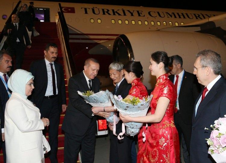 <p>Cumhurbaşkanı Erdoğan, Uluslararası İşbirliği İçin Kuşak ve Yol Forumu'na katılmak ve Çin Devlet Başkanı Şi Cinping ile temaslarda bulunmak üzere Çin Halk Cumhuriyeti'nin başkenti Pekin'e geldi. </p>