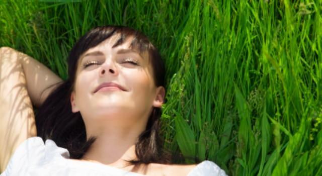 <p><strong>STERSTEN UZAK</strong></p>

<p>Stres, omurga etrafındaki kasların üzerinde kısaltıcı ve gerginleştirici etkiye sahiptir. Bu sebepten gün içinde meditasyon yapmak, basit egzersizler yapmak ve çalışırken küçük germe hareketleri yapmak kişiyi rahatlatır.</p>
