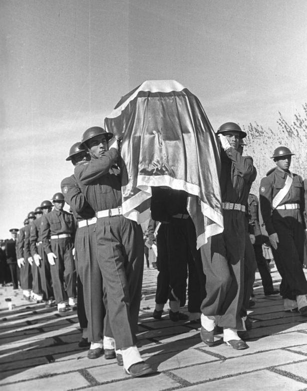 <p>Atatürk'ün cenazesinin Anıtkabir'e nakli töreninde, kortej Aslanlı Yol'dan ilerlerken görülüyor.</p>
