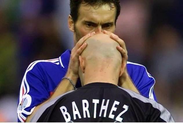 <p><strong>LAURENT BLANC & FABİEN BARTHEZ</strong></p>
<p>Fransa Milli Takımı'nın iki önemli futbolcusunun maç öncesi totem seremonisini unuttuk mu? Blanc, maç öncesi Barthez'in kelini öperdi.</p>