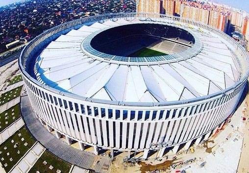 <p>Futbolcular dışarıdan Kolezyum görünümünde olan stadın soyunma odalarında bir anda eksi 15'lere ulaşan soğuk şok ve ardından yine saniyeler içerisinde tekrar eski vücut ısılarına kavuşacakları Cryo sauna sisteminden jakuzilerine, hamamlarına ve ailelerinin maçı izleyebileceği özel restoranlı alanlarına kadar her şeye sahip.</p>
