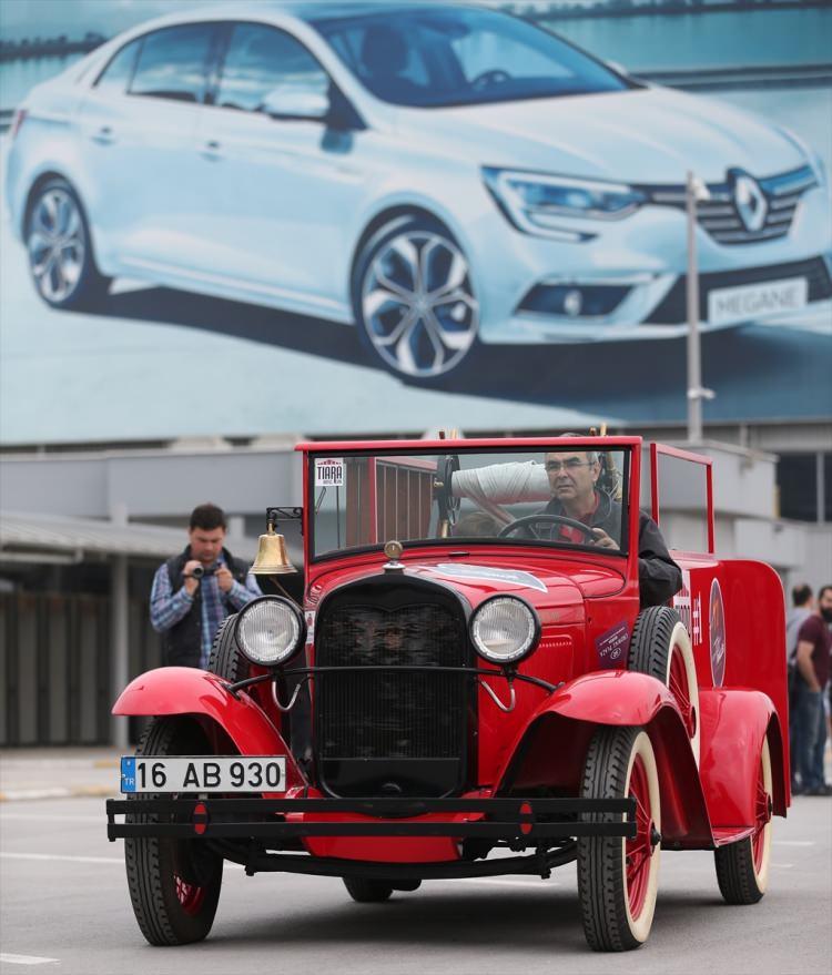 <p>Bursa Oyak Renault Otomobil Fabrikası'nda başlayan ve Türkiye'nin farklı şehirlerinden gelen 50 klasik otomobilin yarıştığı etkinliğe, 1958-1978 yılları arasında üretilmiş Renault klasik otomobillerin yanı sıra Dodge Charger, Cadillac, Rolls Royce, Ford Anglia ve Chevrolet Camaro gibi klasik araçlar katıldı.</p>