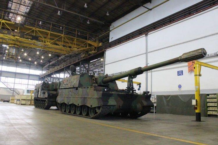 <p>96 adet 155 milimetrelik her türlü NATO mühimmatını taşıyabilecek şekilde üretilen Poyraz, mühimmatları Fırtına obüsüne 20 dakikada el değmeden aktarıyor.</p>
