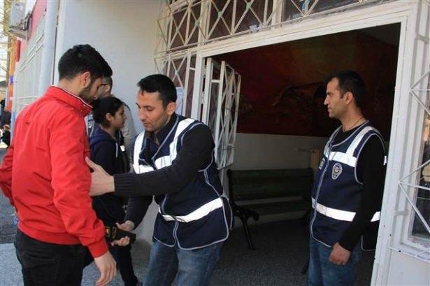 <p>YGS’ye giren öğrencilerin heyecanına aileleri de dışarıda bekleyerek ortak oldu.</p>
<p> </p>
