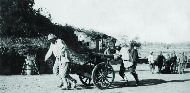 <p>Çanakkale Savaşı günlerinden... Cepheye mühimmat taşıyan askerler ve köylüler</p>
