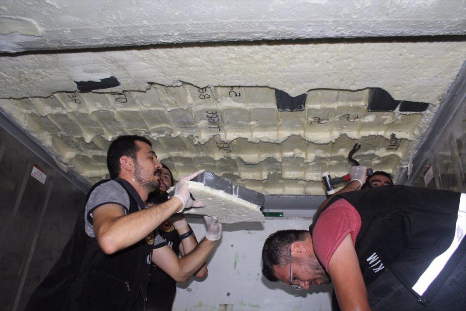 <p>Son yıllarda Gümrük Muhafaza ve Kaçakçılık İstihbarat ekiplerince gerçekleştirilen en büyük yakalamalardan biri olan olayda kaçakçılığa konu 122 kilo 685 gram kokaine el konularak, uyuşturucu kaçakçılığına karışan yedi şüpheli gözaltına alındı ve haklarında Mersin Cumhuriyet Savcılığı tarafından adli soruşturma başlatıldı.</p>
<p> </p>