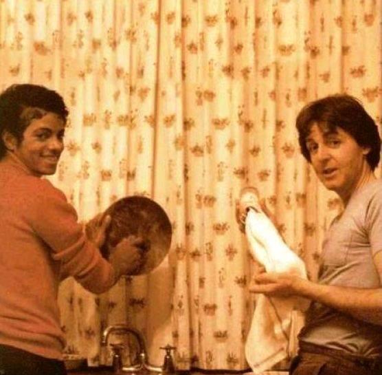<p>Michael Jackson ve Paul McCartney birlikte bulaşık yıkarken 1983</p>

<p> </p>
