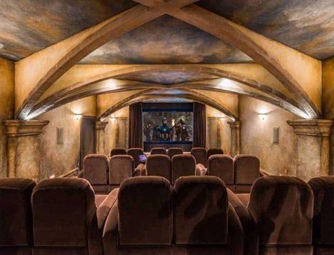 <p>Film izlemek isterseniz diye tarihi dokusuyla sinema salonu...</p>
