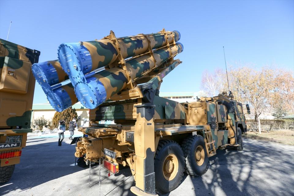 <p><strong> Tamamen milli üretim</strong></p>
<p>Karadan, kara hedeflerine karşı kullanılan 302 mm füze ve silah sisteminin ilk kafile üretimi tamamlandı.</p>