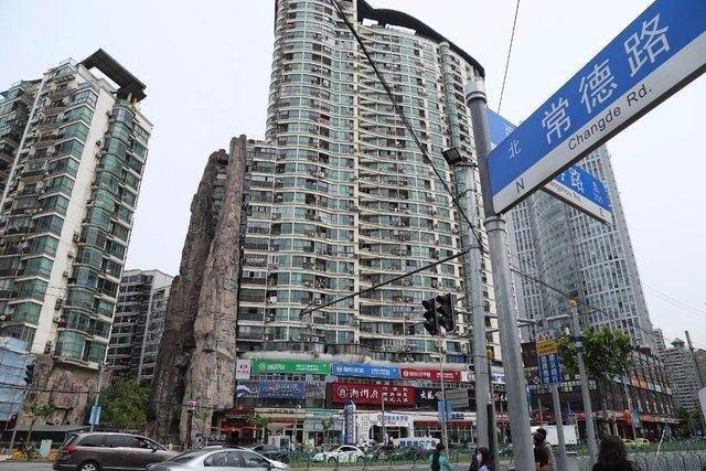 <p>Çin'in en büyük ve kalabalık kentlerinden olan Şanghay'da inşa edilen bina görenleri hayrete düşürdü.</p>
