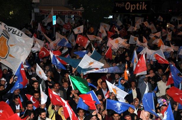 <p>26. Dönem Milletvekili Genel Seçimleri'nde AK Partililer seçim sonuçlarını meşale ve havai fişeklerle sevinç gösterisi yaptı. </p>