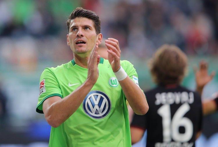 <p>Wolfsburg, mali durumu nedeniyle Beşiktaş'ın Mario Gomez için kapıyı çalması halinde bu transfere zorluk çıkarmayacak. İki kulüp anlaşırsa Gomez de Türkiye'de güvenlik endişesi duyan ailesini ikna ederek yeniden Kartal olmaya dünden razı.</p>
