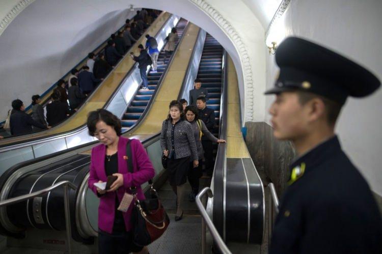 <p>Kuzey Kore’nin başkenti Pyongyang metrosunun, 110 metrelik derinliğiyle dünyanın en derin metro sistemlerinden biri olduğu söyleniyor.</p>
