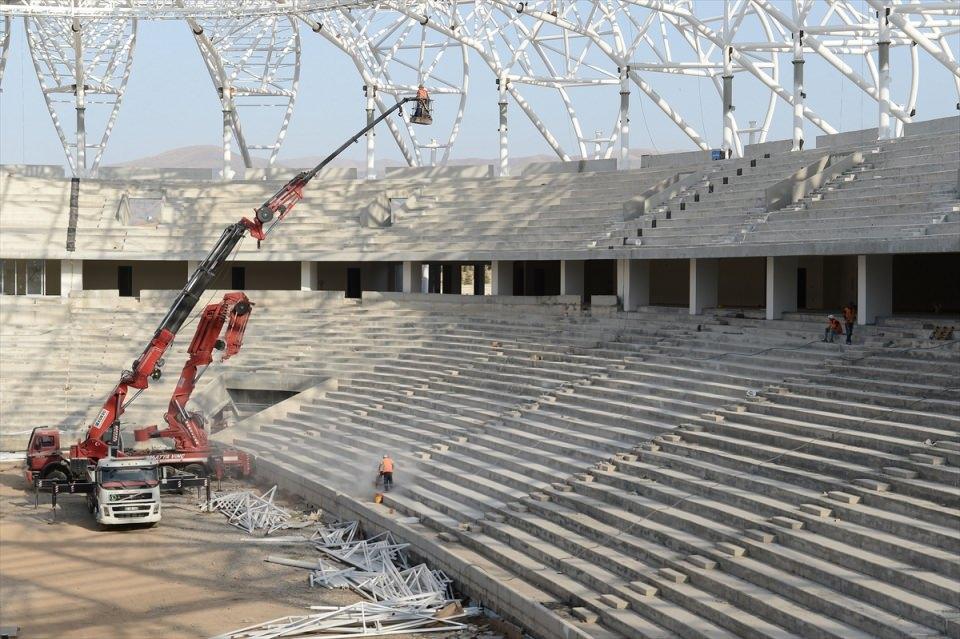<p><strong>Yüzde 75'i tamamlandı</strong></p>
<p>Malatya Gençlik Hizmetleri ve Spor İl Müdürü Mustafa Sadi Fındıklı, AA muhabirine yaptığı açıklamada, Malatya-Elazığ kara yolunun 12. kilometresinde, İnönü Üniversitesi merkez yerleşkesi karşısında inşa edilen Malatya Arena'nın yüzde 75'inin tamamlandığını söyledi.</p>