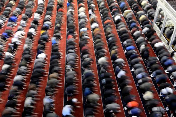<p> Ankara'da çok sayıda vatandaş, Kurban Bayramı namazı için Kocatepe Cami'ne akın eder.</p>