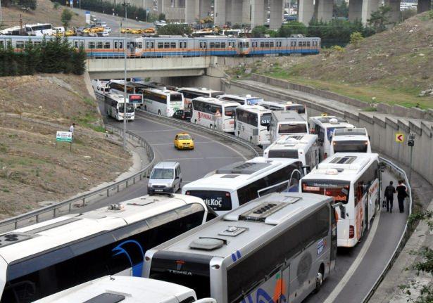 <p>Uzun süren yolculukların ardından memleketlerinden İstanbul'a dönen vatandaşlar, otogarda yoğunluk oluşturdu. Bayrampaşa Büyük Otogarı'na girmeye çalışan otobüsler uzun kuyruk oluşturdu.</p>

<p> </p>
