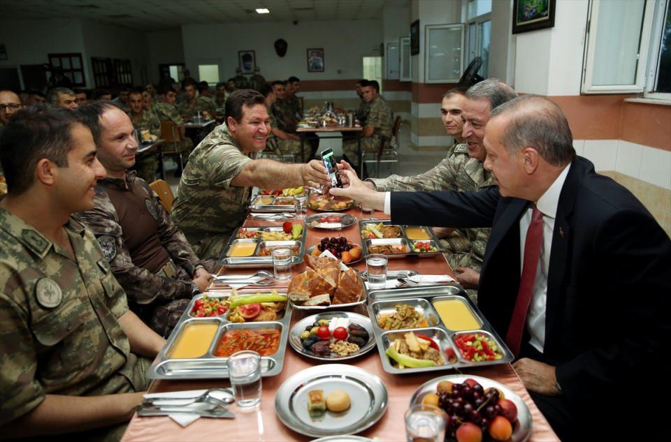 <p>Cumhurbaşkanımız da özlük konusu başta olmak üzere en kısa zamanda korucuların sorunlarını bitirme sözü verdi. Korucular için çok verimli bir sohbet oldu. Her ilçeden operasyon katılan bir korucumuz da benimle birlikte iftara katıldı" dedi.</p>