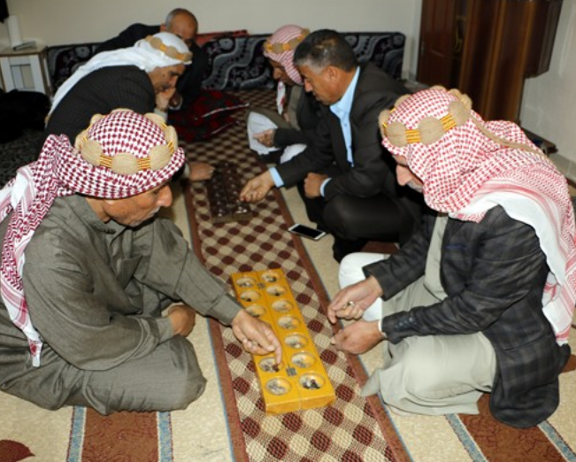 <p>Havaların soğumasıyla tahtaya ççukurlar açarak oynamaya devam ediyorlar.</p>