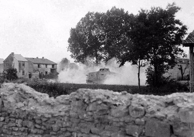 <p>29. Batı Cephesinde Alman A7V tankları Rheims yakınlarındaki bir köyden geçiyor, 1918</p>
