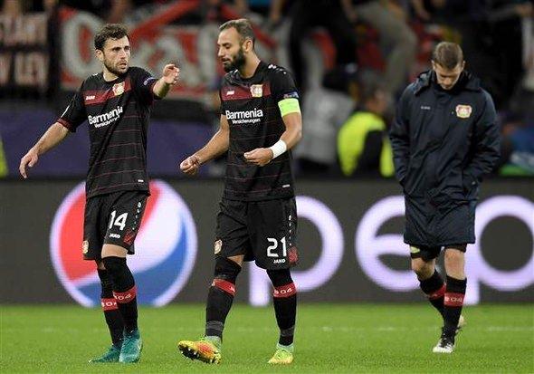 <p>ÖMER 90, HAKAN 45 DAKİKA<br />
<br />
Bayer Leverkusen'de Ömer Toprak 90 dakika forma giyerken, ilk 11'de sahaya çıkan Hakan Çalhanoğlu ise ikinci yarıda yerini Julian Baumgartlinger'e bıraktı.</p>
