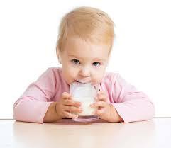 <p>İnsan vücuduna fayda sağlayan ve besleyici değer içeren süt, çocukluk döneminden itibaren düzenli alınmadığında gelişim bozukluğuna ve laktoz şekerinin parçalanmaması sonucu oluşan laktoz intoleransı oluşumuna neden oluyor.</p>
