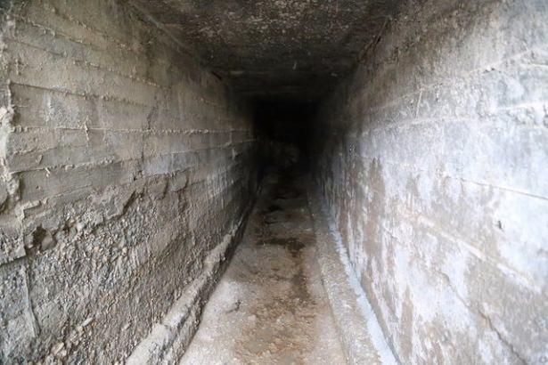 <p>Şırnak'ın Silopi ilçesinde teröristlerden temizlenen bölgelerde güvenlik güçlerince yürütülen arama tarama çalışmaları sırasında PKK'lıların ilçeye sızmak ve saldırıların ardından kaçmak için kazdıkları 40 metre uzunluğunda tünel bulundu.</p>

<p> </p>
