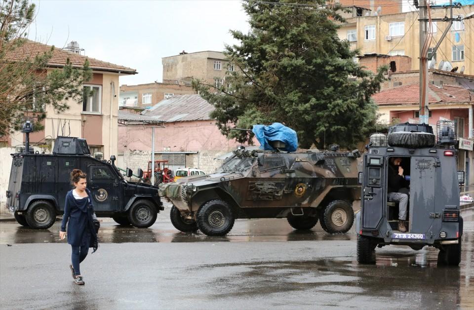 <p>Kentin en işlek geçiş noktalarından Koşuyolu Caddesi de sokağa çıkma yasağı kapsamında olduğu için araç ve yaya trafiğine kapatıldı.</p>
<p> </p>