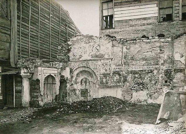 <p>55. Ayvansaray'da yer alan Toklu Dede Mescidi. Ancak kendisi yok olup gitti. İmar planlarında adı bile geçmiyor.</p>