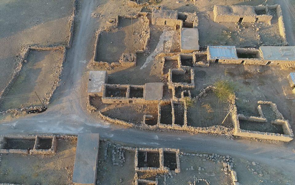 <p>Kültür Varlıkları ve Müzeler Genel Müdürlüğünün izni ile bu yılın mayıs ayında Şanlıurfa Müze Müdürlüğü Kazı Başkanlığında, Harran Üniversitesi Arkeoloji Bölümü Öğretim Üyesi Yrd. Doç. Dr. Yusuf Albayrak'ın katılımıyla bölgede kazı çalışmaları başlatıldı.</p>
<p> </p>