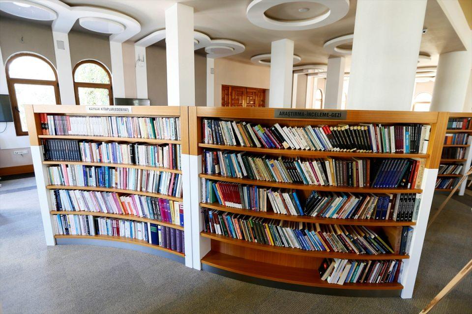 <p>1973 yılında temeli atılan İzmir Özel Yamanlar Lisesi, 1975-1976 öğretim yılından itibaren ücretsiz öğrenci yurdu,1978 yılından itibaren de dershanesiyle eğitim ve öğretime başladı. Anadolu liseleri programı uygulayan okul, 15 Kasım 1982 tarihinde öğretime başladı. </p>
