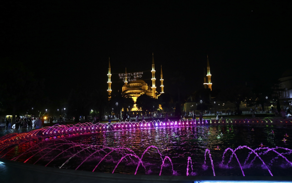 <p>İstanbul'da 15 Temmuz Demokrasi ve Milli Birlik Günü etkinlikleri kapsamında, tarihi camilere mahya asıldı. Sultanahmet Camii'ne ''Şehitlerin ruhu şad olsun'' yazısı asıldı.</p>
<p> </p>