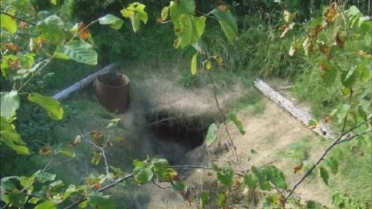 <p>Gizemini koruyor</p>
<p>Zamanında adada ateşler ve garip ışıklar görünmüş. Bir tekne dolusu adam, ne olup bittiğini incelemek için adaya gitmişler. Sonra da arkalarında iz bırakmadan yok olmuşlar!" Aradan dokuz yıl geçer. 30 yaşındaki Simeon Lynds, Anthony Vaughn’ın kendisine anlattığı öyküden etkilenir. Daniel ve arkadaşlarına yardım etmeye karar verir. Grup 1804 yılında esrarengiz Oak Adası’na çıkarlar</p>