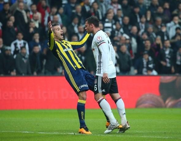 <p>Diyorlar ki tahrik var. Senin işin tahrik olmak değilki. Şimdi kafayla yapılan eylemler arasında itmek yoktur. Hakeme bunu niye gösteriyorsun? Yapma bunu sana faydası yok. Verdin maçı...</p>
