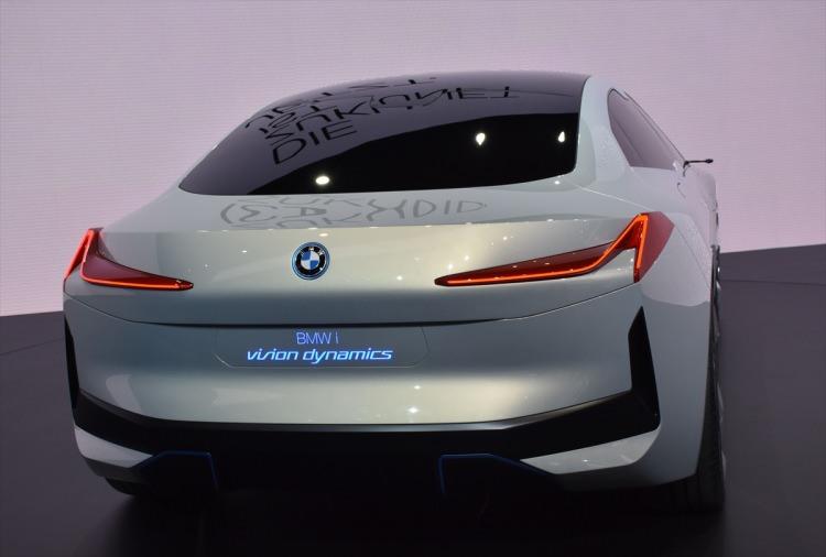<p>Dünyanın en büyük otomobil fuarlarından olan ve bu yıl 67’ncisi düzenlenen Uluslararası Frankfurt Otomobil Fuarı (IAA) devam ediyor. 24 Eylül'de sona erecek fuarda, BMW i Vision Dynamics modeli de tanıtıldı.</p>
<p> </p>