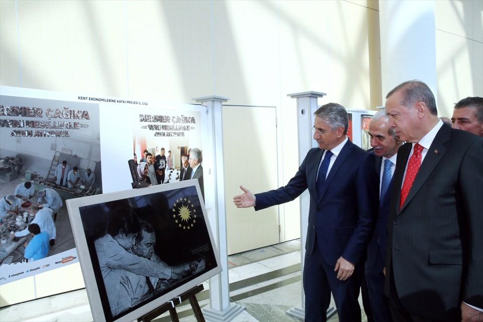 <p>Cuhurbaşkanı Erdoğan, belediyelerin proje tanıtım stantlarını ziyaret ederek, bilgi aldı.</p>