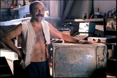 <p><strong>Vizontele</strong><br />
Deli emin, tv'yi gömerken tv'nin üstünde toprak bir tepe oluşuyor. </p>
