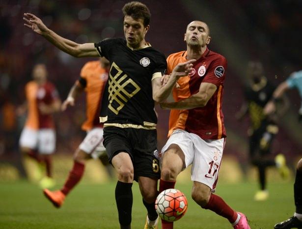 <p>Galatasaray tarafından kullanılacak serbest vuruşu geciktirdiği gerekçesiyle Serdar Deliktaş, hakem Hüseyin Göçek tarafından sarı kart ile cezalandırılıyor.</p>