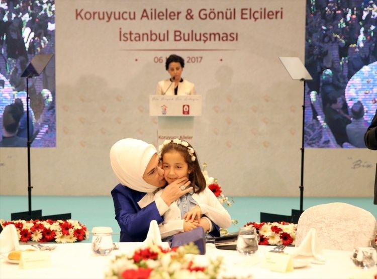 <p>Cumhurbaşkanı Recep Tayyip Erdoğan’ın eşi Emine Erdoğan’ın himayelerinde, Aile ve Sosyal Politikalar Bakanlığı’nın koordinasyonunda hayata geçirilen Gönül Elçileri Projesi kapsamında, ‘Koruyucu Aileler ve Gönül Elçileri İstanbul Buluşması’  gerçekleştirildi.</p>
