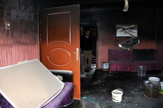 <p>Cumhuriyet Savcısı'nın yaptığı incelemeden sonra iki kardeşin cesetleri evden çıkarılıp ambulansla hastane morguna kaldırıldı.</p>