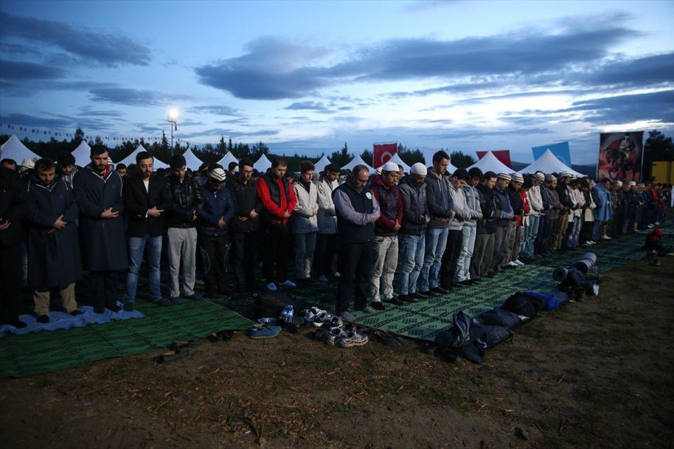 <p>Cami çıkışında vatandaşlara çorba ikram edildikten sonra genç-ihtiyar, kadın-erkek yüzlerce kişi ellerindeki Türk bayraklarıyla mehteran ekibi eşliğinde tekbirlerle Erzurum Karskapı Şehitliği'ne yürüdü.</p>