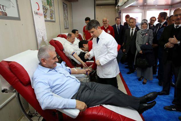 <p>Başbakan Binali Yıldırım buradaki bağış kampanyasına katıldı. Kan vermeden önce basın mensuplarına açıklamada bulunan ve bugünkü kampanyanın farklı olduğunu söyleyen Başbakan Yıldırım, 'Fark şu; 43 yıl önce yine bir Cumhuriyetin yıldönümünde, Birinci Boğaz köprüsü açıldı. 29 Ekim 1973. Cumhuriyetimizin 50. yılında. 59 yıl sonra bu köprü, maalesef bir ihanete şahitlik etti.</p>