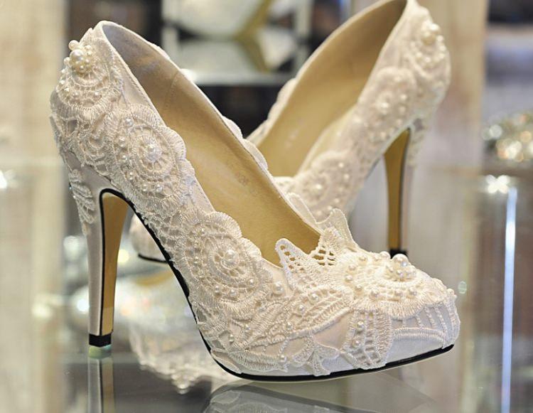 <p>5. Normal zamanlarda topuklu giymeye alışkın değilseniz, topuk boyu olarak 12 cm, platform olarak da 3-4 santimi geçmeyen modelleri seçebilirsiniz.</p>

