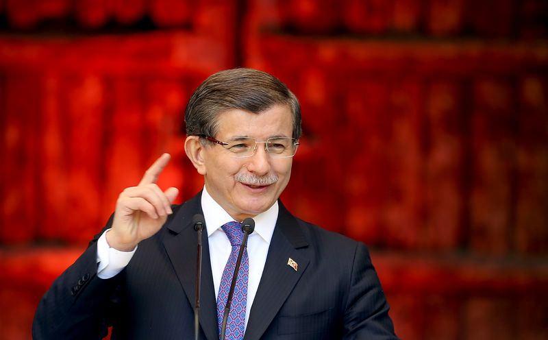 <p>Seçim kampanyası döneminde, seçmene yönelik önemli vaatlerde bulunan Davutoğlu'nun vaatleri arasında, "tüm işçi ve BAĞKUR emeklilerine yıllık bin 200 lira ek destek, asgari ücretin bin 300 liraya çıkarılması, esnafın emekli aylıklarından kesilen sosyal güvenlik primi kesintisinin tamamen kaldırılması, kamudaki taşeronların kamuda istihdam edilmesi, esnafa 30 bin TL faizsiz kredi desteği, yemde ve gübrede KDV'nin kaldırılması, genç çiftçilere proje karşılığı 30 bin TL karşılıksız hibe desteği" dikkati çekti.</p>