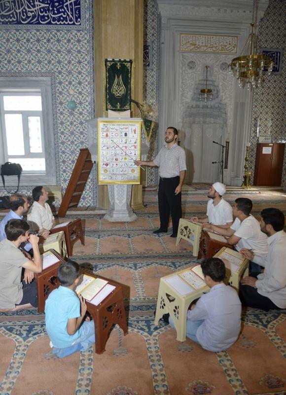 <p>Tunç, Kur'an kurslarına devamlılığın esas olduğuna işaret ederek, "Ülkemizde Kur'anı Kerim'in okunurluğu çok az. Yıllarca okunması öğretilmesi zormuş gibi sunuldu. Bu yüzden halkımızın çoğu maalesef kutsal kitabımızı okuyamıyor. Bunun en önemli sebebi Kur'an öğretiminde pratik bir sistemin geliştirilmemiş olmasıdır. </p>
