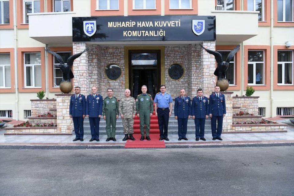 <p>Genelkurmay Başkanı Orgeneral Hulusi Akar, beraberinde Kara Kuvvetleri Komutanı Orgeneral Yaşar Güler, Deniz Kuvvetleri Komutanı Koramiral Adnan Özbal ve Hava Kuvvetleri Komutanı Orgeneral Hasan Küçükakyüz ile birlikte Hava Kuvvetleri Komutanlığı Uçuş Eğitim Yılı Açılış Törenine katılmak üzere Eskişehir'deki Muharip Hava Kuvveti Komutanlığı'na ziyaret gerçekleştirdi.</p>
<p> </p>