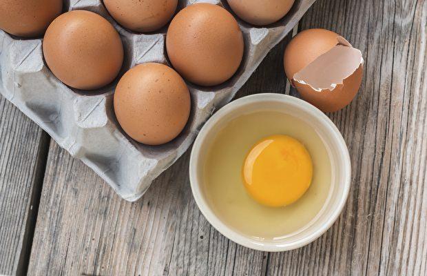 <p><strong>6. Yumurta maskesi</strong></p>

<p>Saç için önerilen her maskenin içinde yumurta bulunur. Yumurta saçları güçlendirmek ve doğal parlaklığını korumak için çok faydalıdır. Siz de yumurtayı saç köklerinde ucuna kadar masaj yaparak 35 dakika bekletebilirsiniz.</p>

